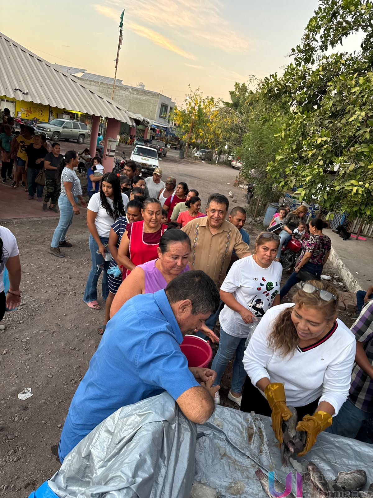 José Luis Cruz Lucatero entrega toneladas de Tilapia gratuitas en las colonias de Apatzingán.