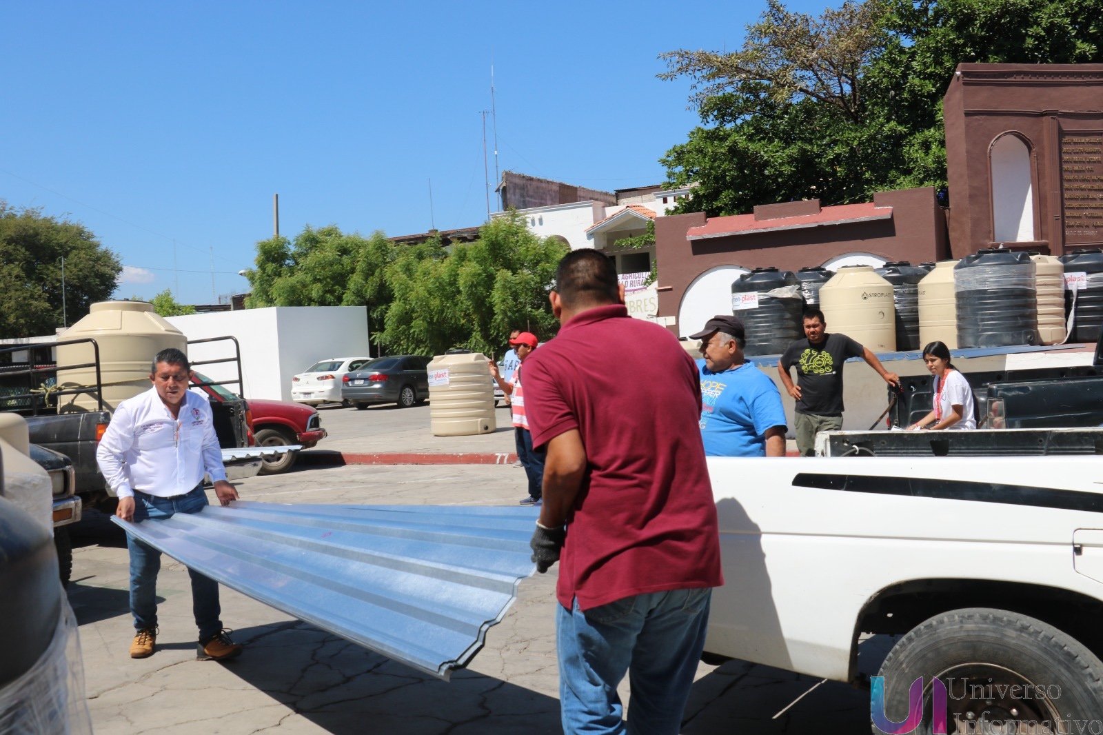 Más de 50 familias de la zona rural fueron beneficiadas con la entrega de láminas y tinacos.
