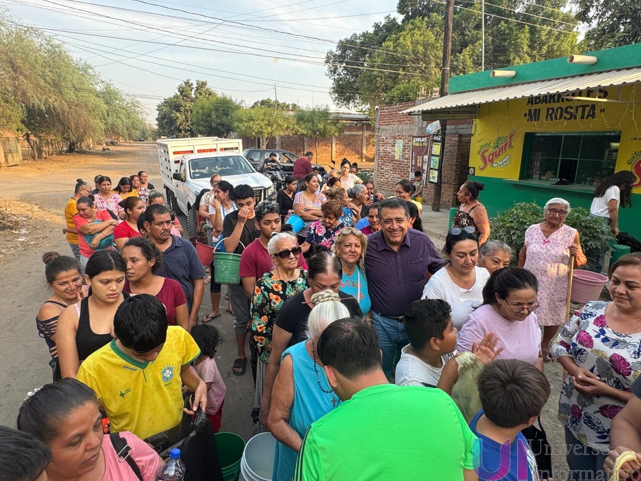 Cruz Lucatero apoya a familias de Apatzingán con entrega de jitomate