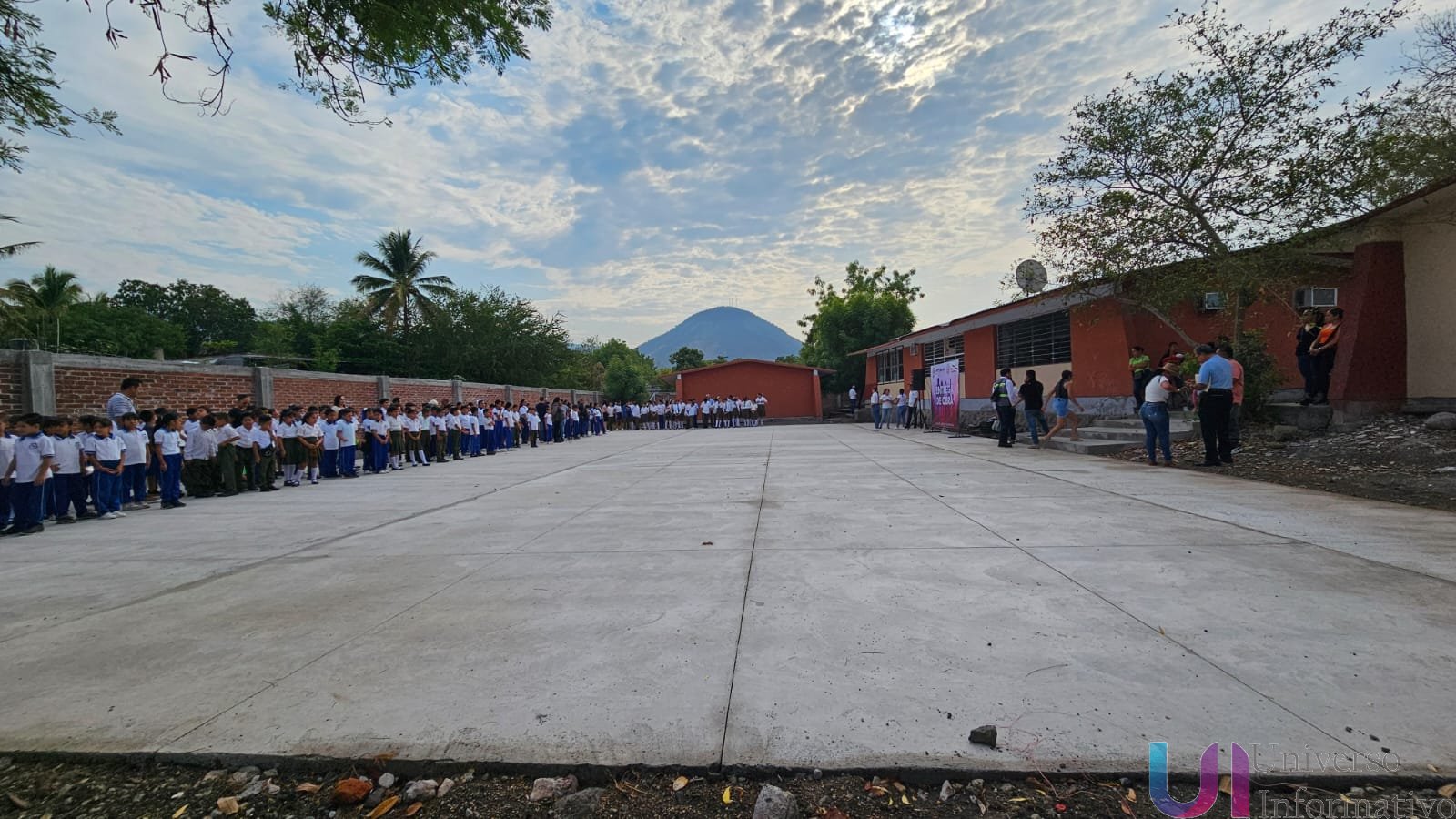 ENTREGA DE FIRMES EN ESCUELAS DE APATZINGÁN