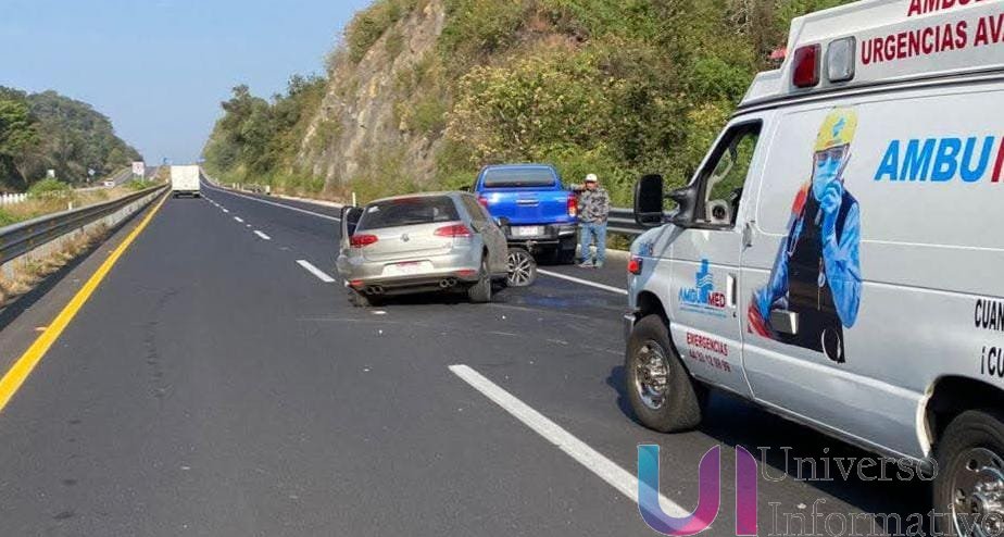 Automovilista resulta lesionado tras chocar contra barrera de contención en la Autopista Siglo XXI