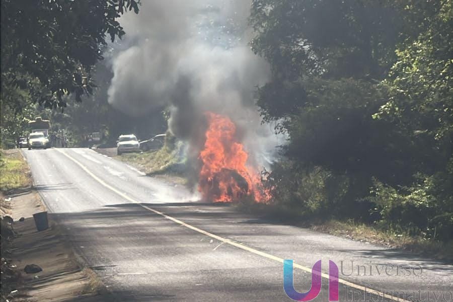 Camioneta se incendia en la carretera Uruapan–Pátzcuaro; no hubo lesionados