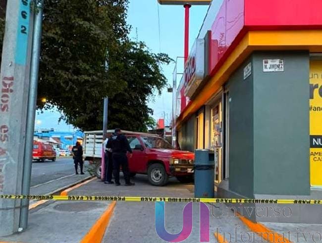 Adulto mayor fallece tras sufrir paro cardíaco y chocar contra tienda Oxxo en Múgica