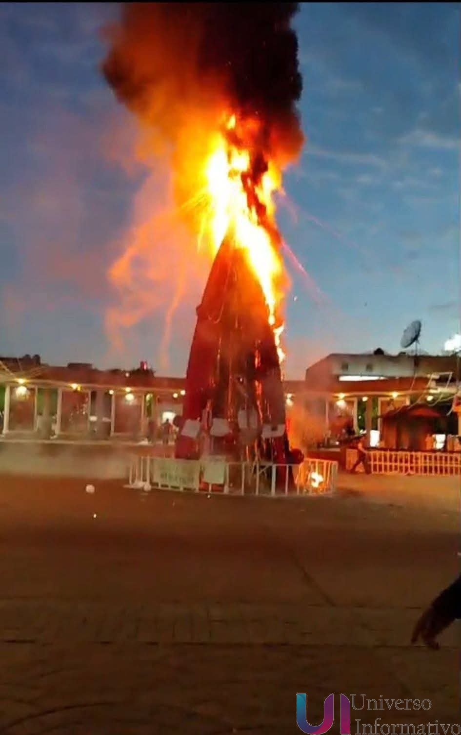 Manifestación en Zitácuaro exige justicia por la muerte de Ángeles; incendian árbol navideño en la plaza cívica