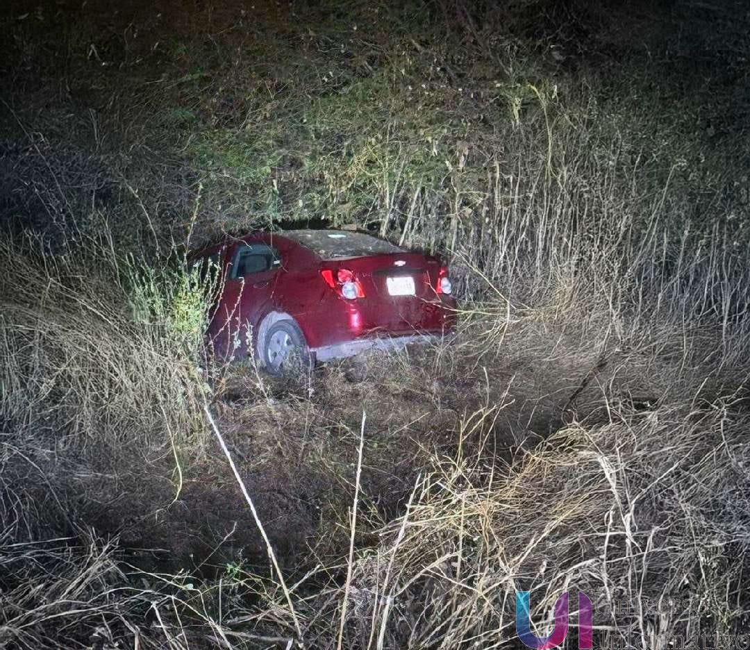 Automóvil se sale del camino en la carretera Ciudad Altamirano–Cutzamala