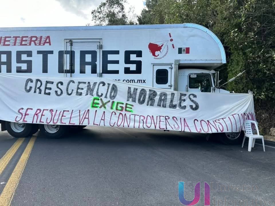 Comuneros de la comunidad indígena de Crescencio Morales bloquean la carretera Zitácuaro–Toluca