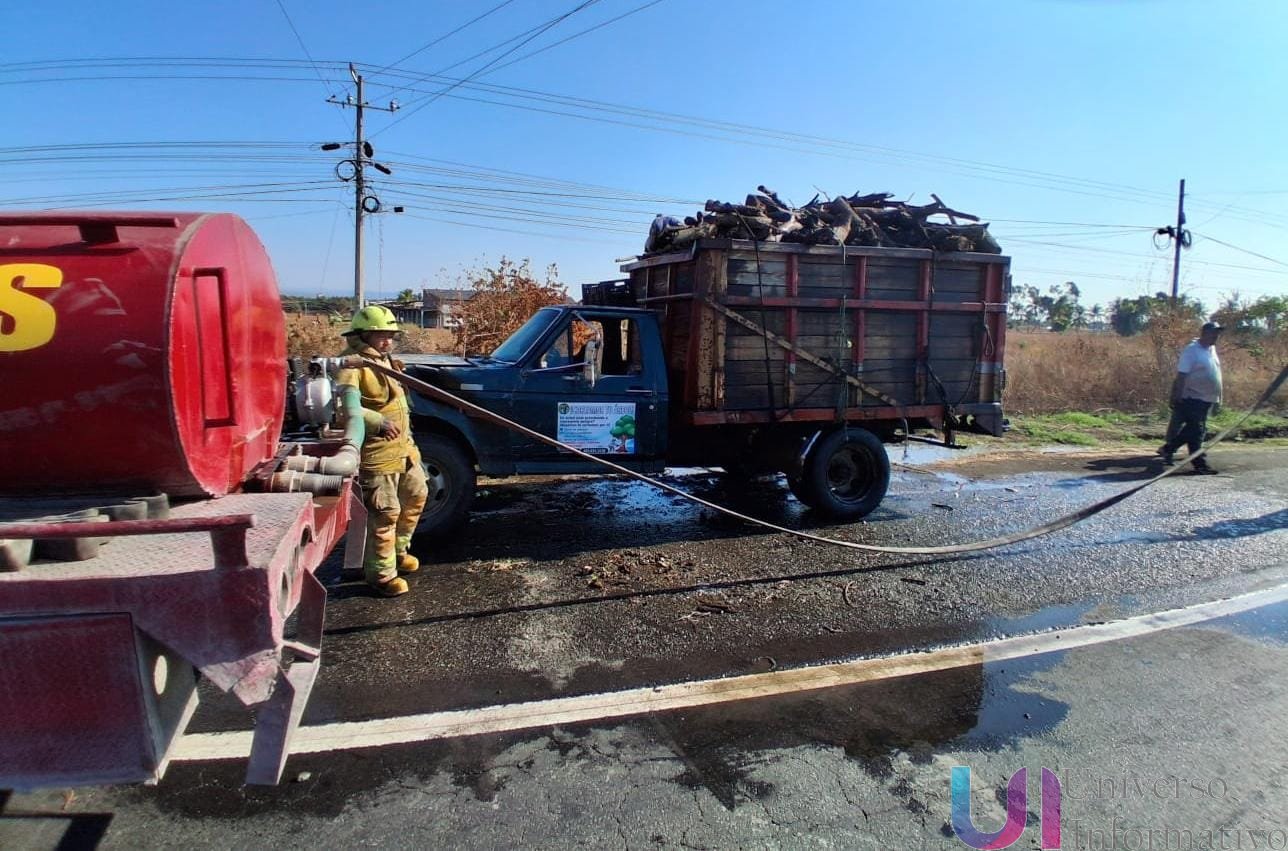 Rápida intervención de Bomberos y Protección Civil evita incendio de camioneta cargada con madera en Apatzingán