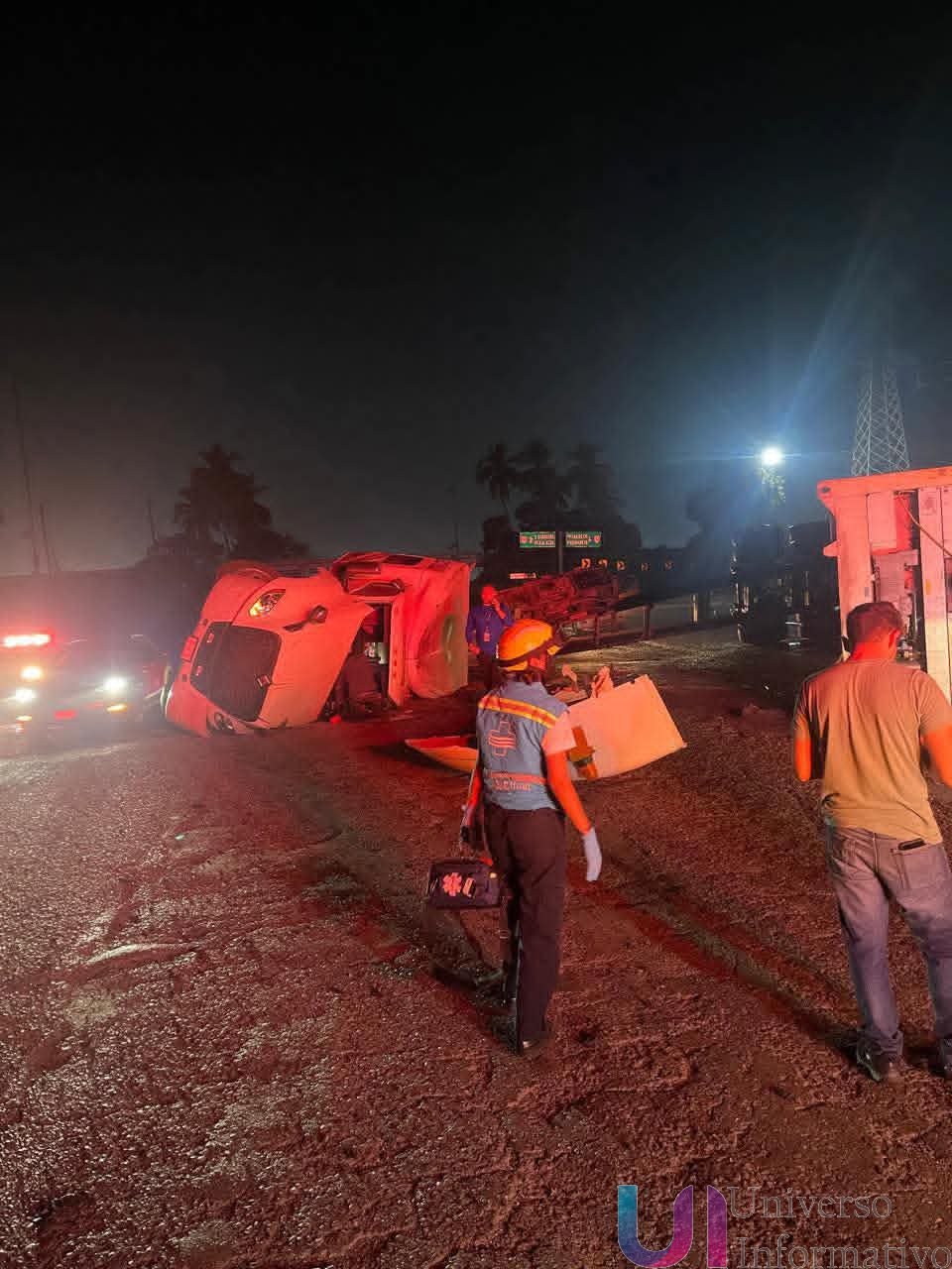 Volcadura moviliza a cuerpos de emergencia en la Autopista Siglo XXI