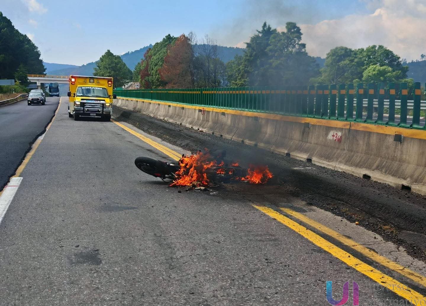 Derrape e incendio de motocicleta en la Autopista Siglo XXI deja un hombre lesionado en Zirahuén