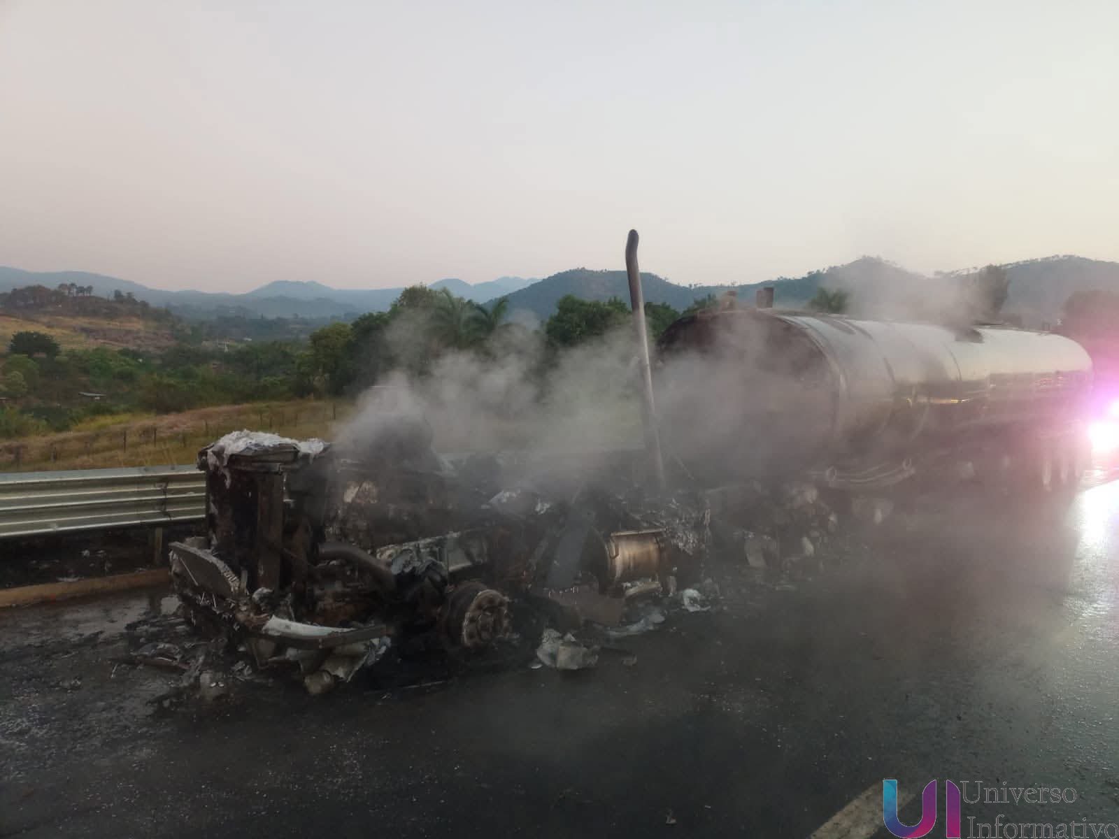 Falla en neumático provoca incendio de camión en la Autopista Siglo XXI, en Zirahuén