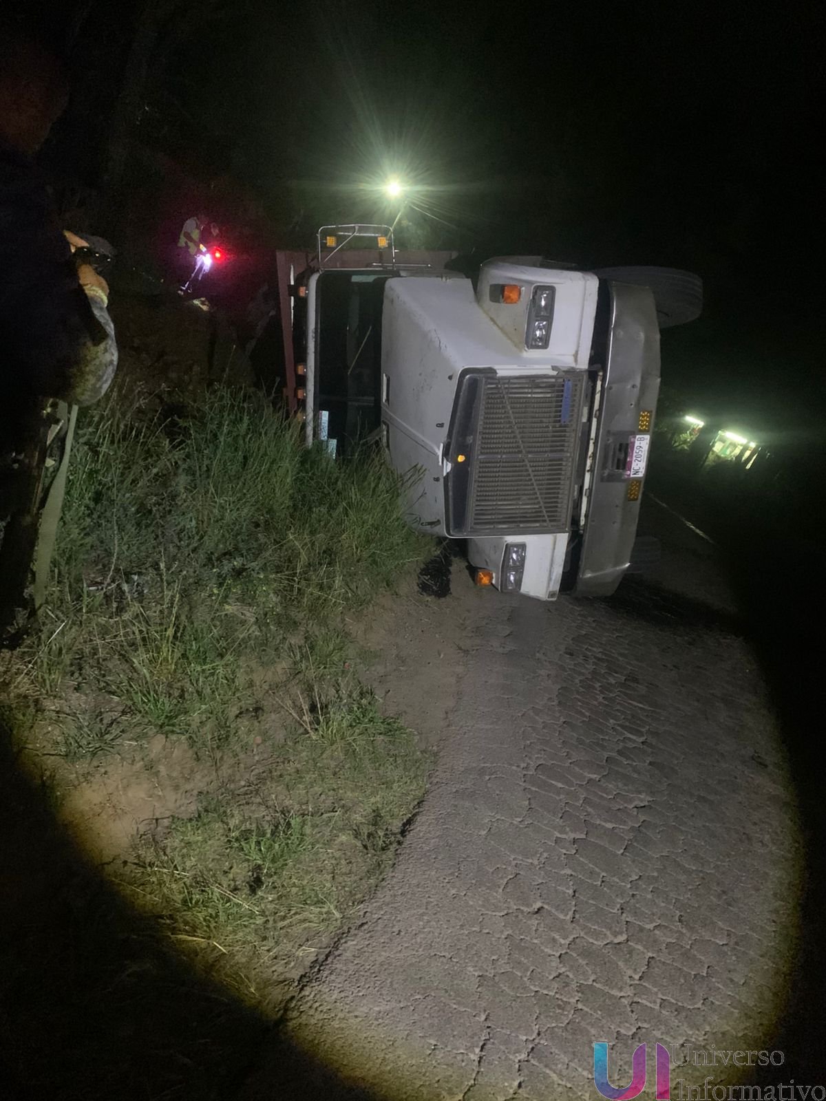 Vuelca camión cargado con desechos de aguacate en la carretera Pátzcuaro–Tacámbaro
