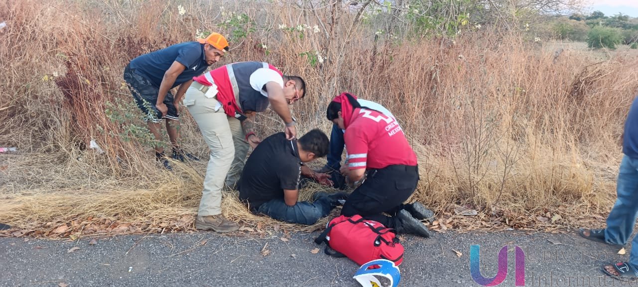 Joven resulta herido tras derrape de motocicleta en la Huetamo–La Parota