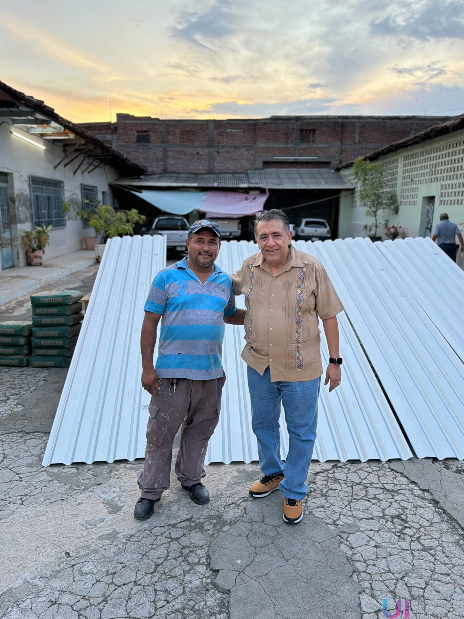 En plena temporada de lluvias, José Luis Cruz Lucatero entrega gratuitamente láminas y cemento para fortalecer viviendas de familias del Distrito 02