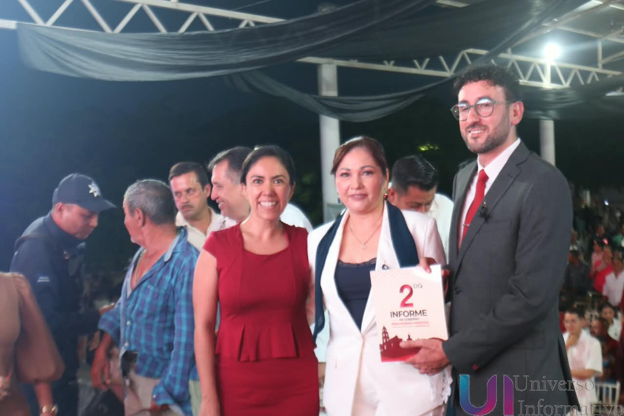 Fanny Arreola felicita a la presidenta de Buenavista, Irma Moreno, por su informe de actividades.